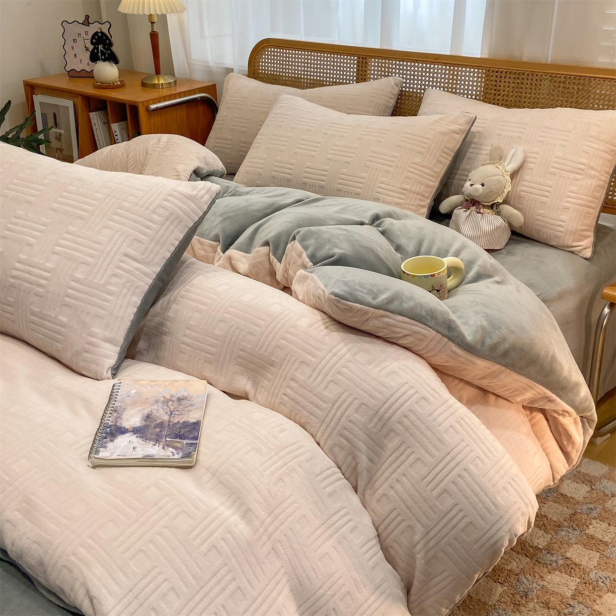 91家纺网 家纺一手货源 找家纺 灰鲸 2025新款高克重牛奶绒雕花简约纯色四件套 糖果格-奶茶+绅士灰