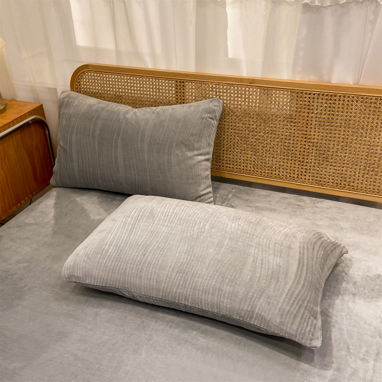 91家纺网 家纺一手货源 找家纺 灰鲸 2025新款高克重牛奶绒雕花简约纯色四件套 温妮-绅士灰