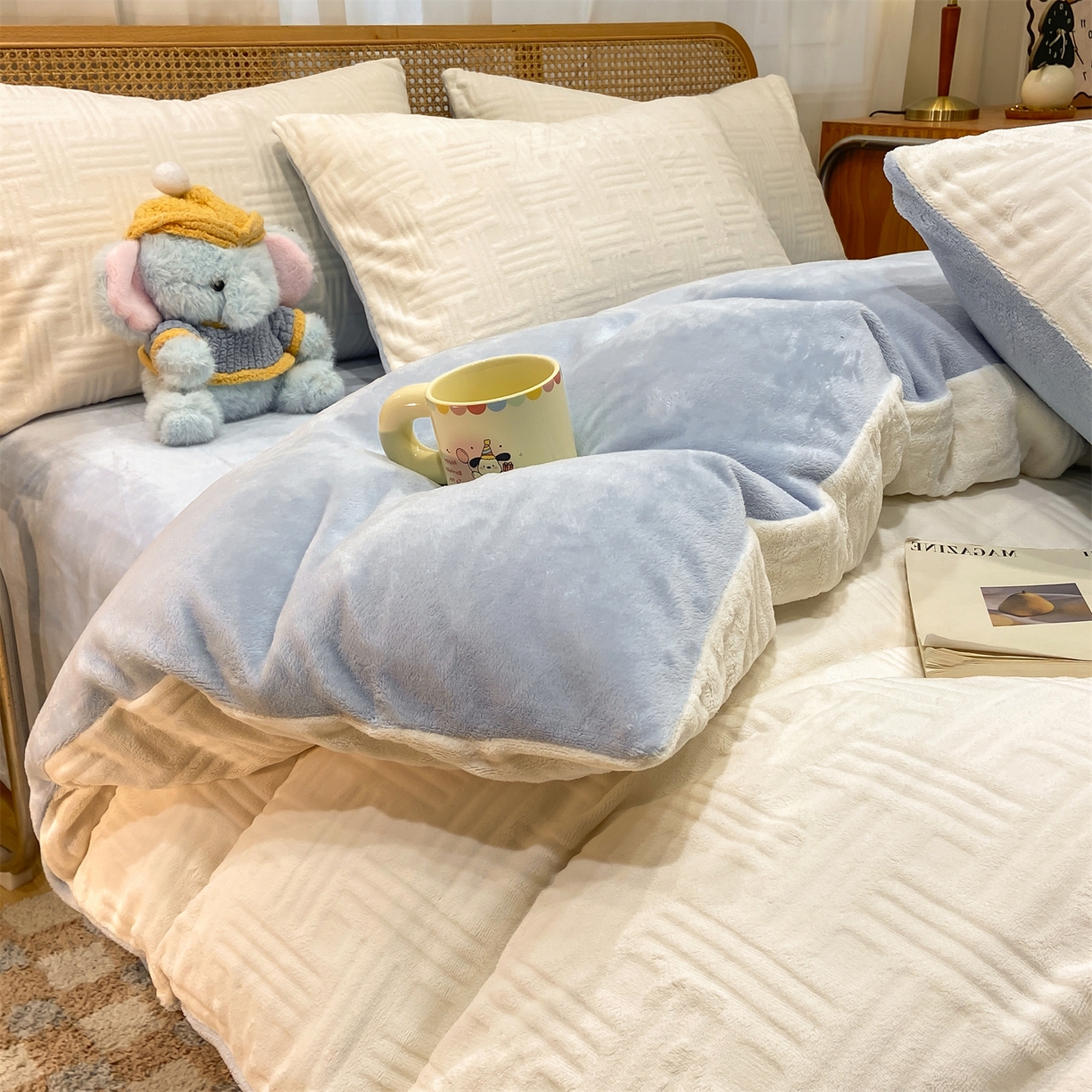 91家纺网 家纺一手货源 找家纺 灰鲸 2025新款高克重牛奶绒雕花简约纯色四件套 糖果格-奶昔白+繁星蓝