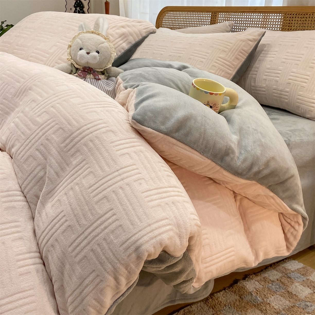 91家纺网 家纺一手货源 找家纺 灰鲸 2025新款高克重牛奶绒雕花简约纯色四件套 糖果格-奶茶+绅士灰