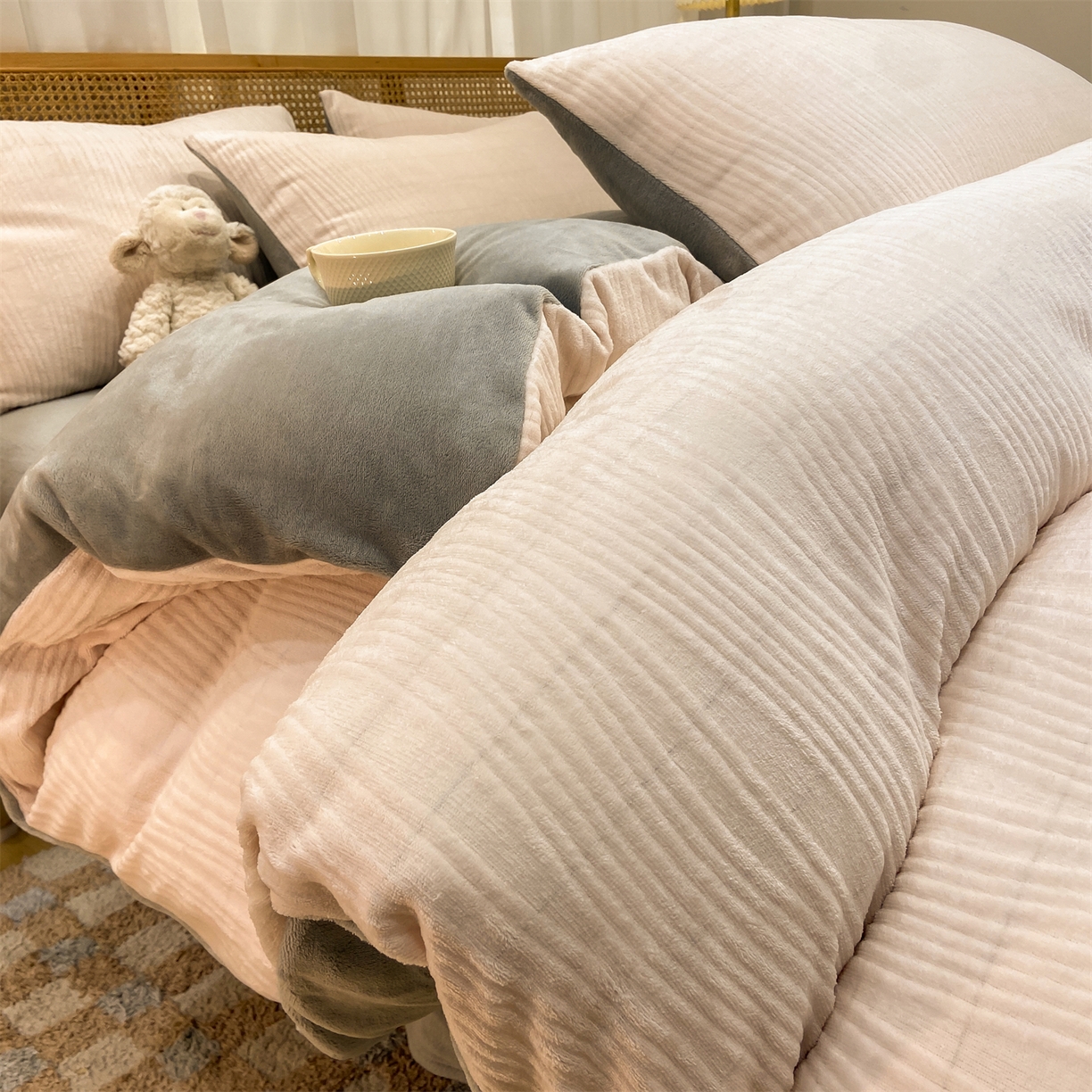 91家纺网 家纺一手货源 找家纺 灰鲸 2025新款高克重牛奶绒雕花简约纯色四件套 温妮-奶茶+绅士灰