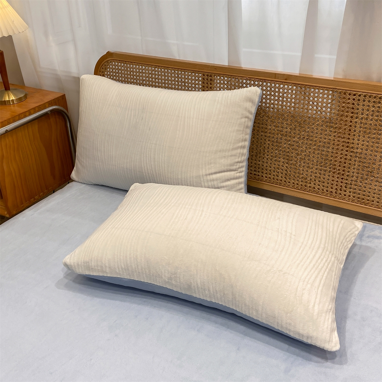 91家纺网 家纺一手货源 找家纺 灰鲸 2025新款高克重牛奶绒雕花简约纯色四件套 温妮-奶昔白+繁星蓝