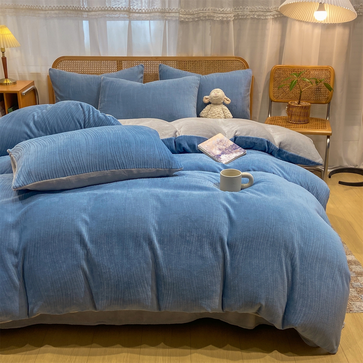91家纺网 家纺一手货源 找家纺 灰鲸 2025新款高克重牛奶绒雕花简约纯色四件套 温妮-宾利蓝+纳多灰