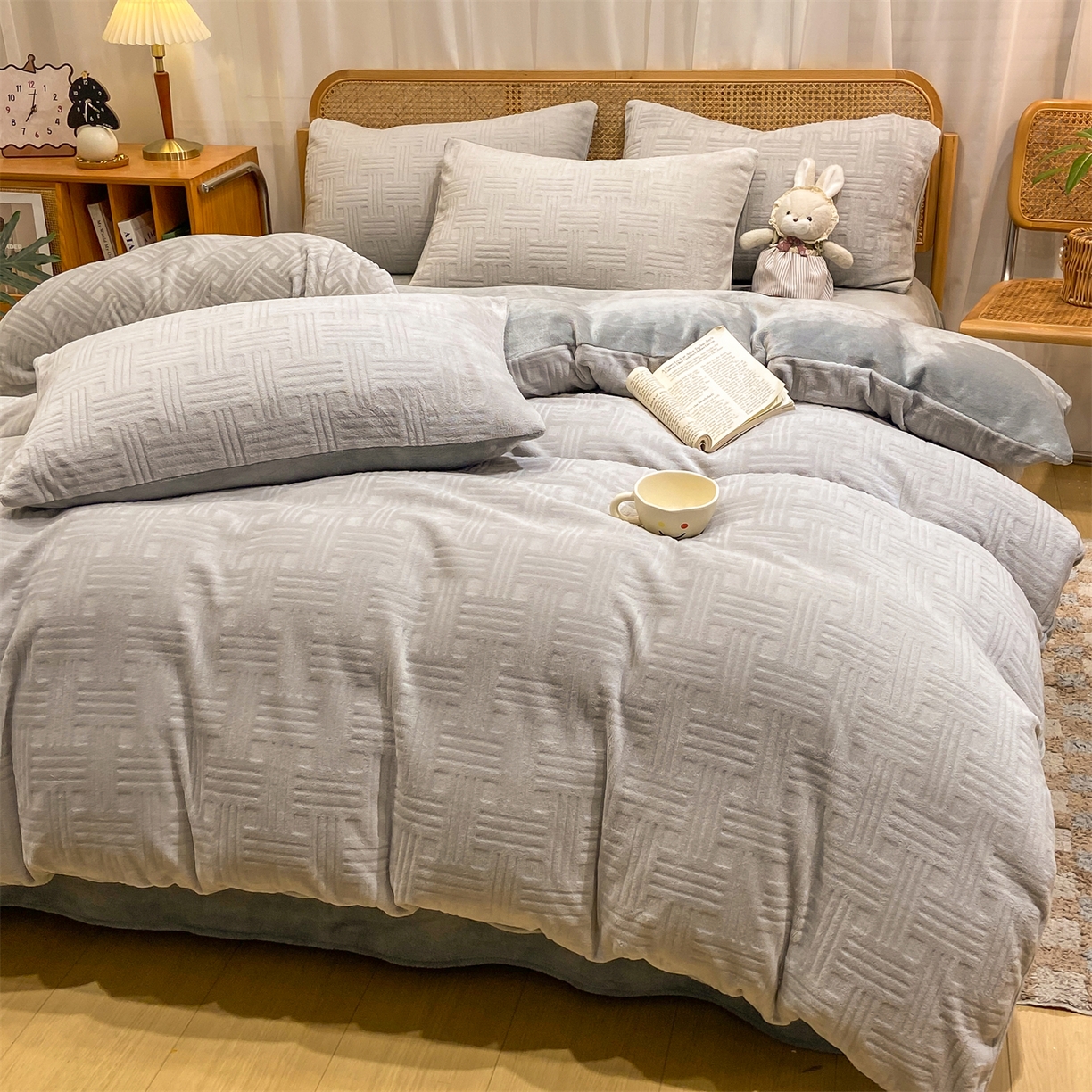 91家纺网 家纺一手货源 找家纺 灰鲸 2025新款高克重牛奶绒雕花简约纯色四件套 糖果格-纳多灰+绅士灰