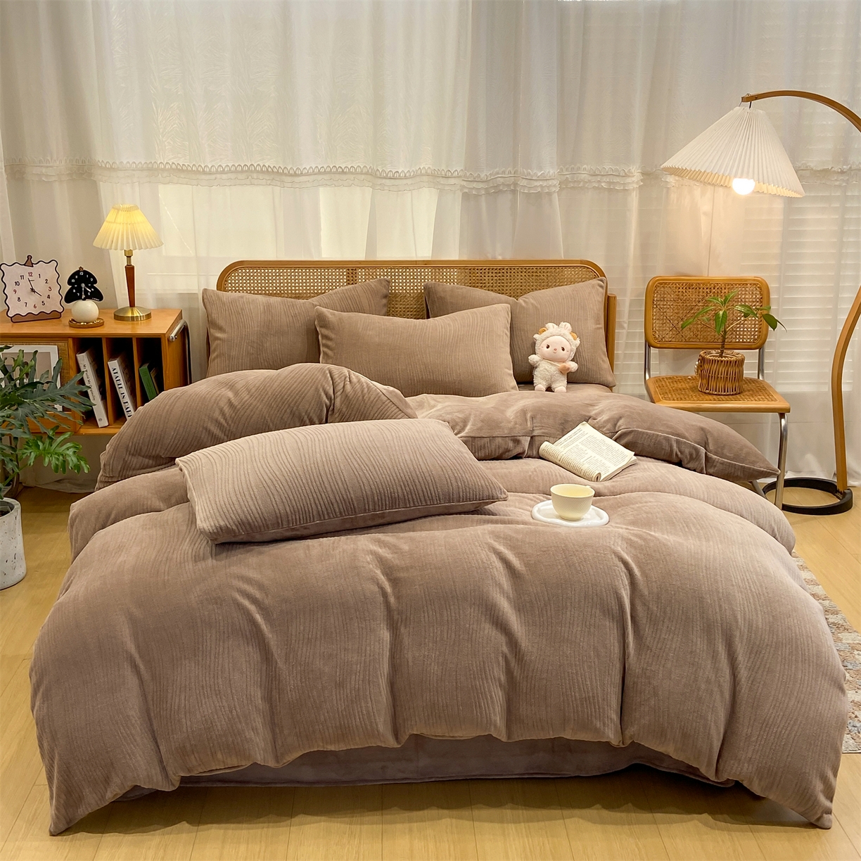 91家纺网 家纺一手货源 找家纺 灰鲸 2025新款高克重牛奶绒雕花简约纯色四件套 温妮-摩卡