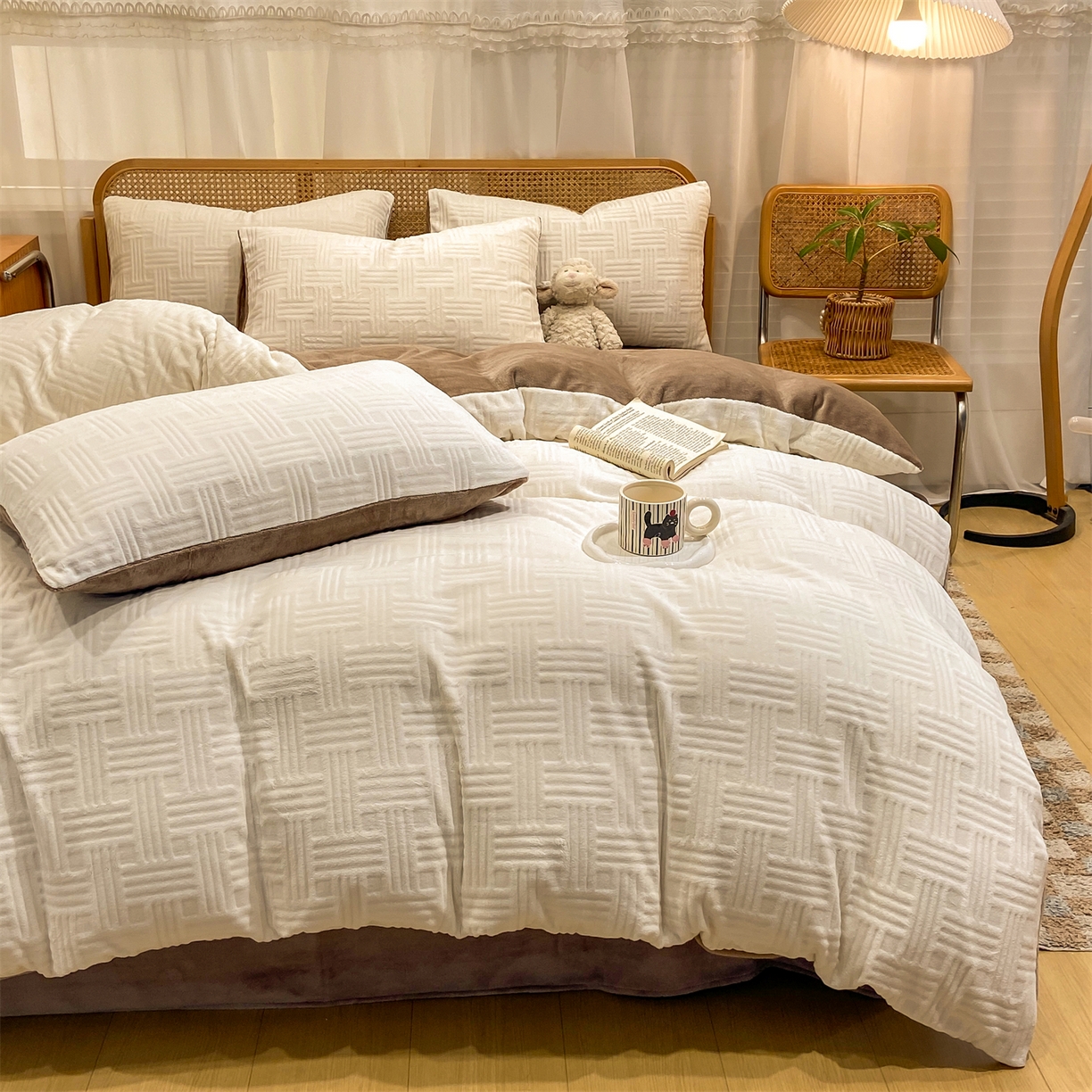 91家纺网 家纺一手货源 找家纺 灰鲸 2025新款高克重牛奶绒雕花简约纯色四件套 糖果格-奶昔白+摩卡