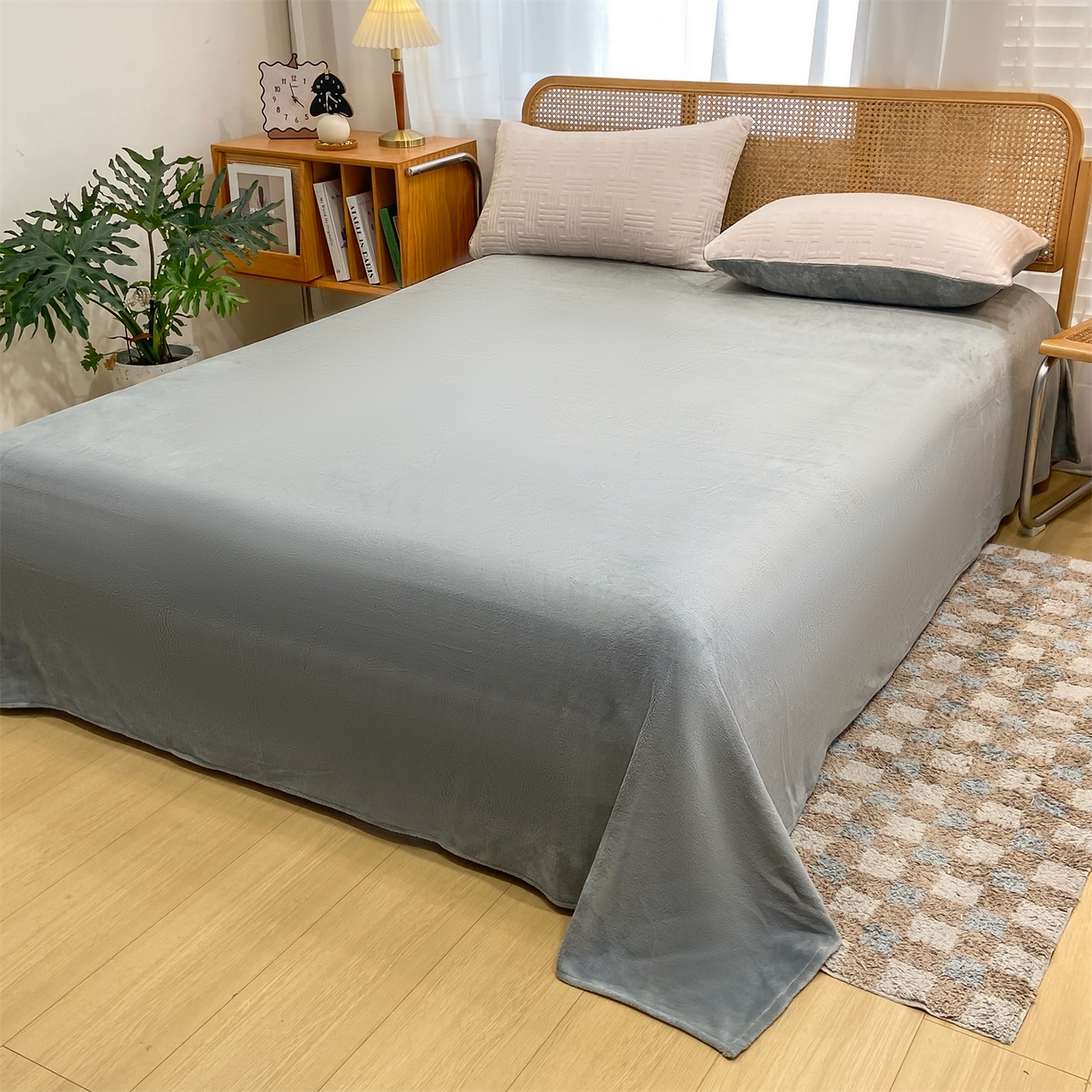 91家纺网 家纺一手货源 找家纺 灰鲸 2025新款高克重牛奶绒雕花简约纯色四件套 糖果格-奶茶+绅士灰