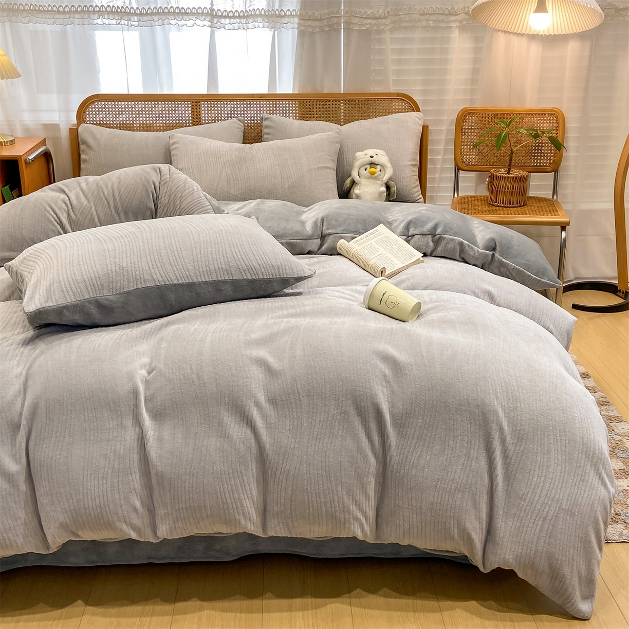 91家纺网 家纺一手货源 找家纺 灰鲸 2025新款高克重牛奶绒雕花简约纯色四件套 温妮-纳多灰+绅士灰