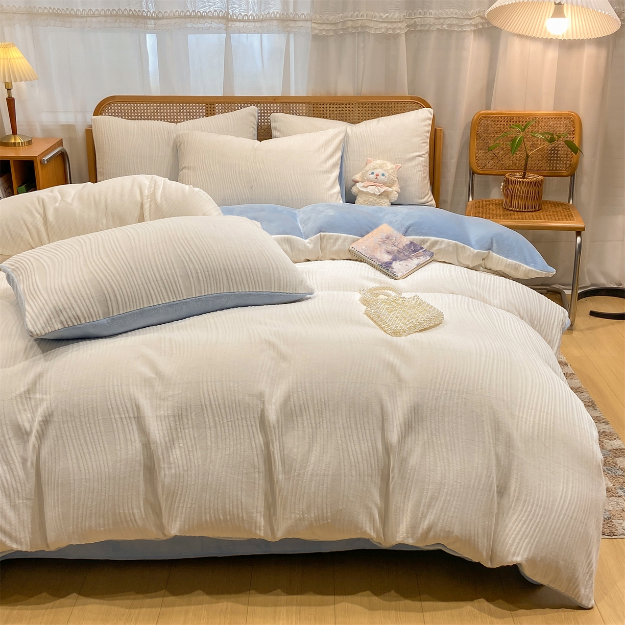 91家纺网 家纺一手货源 找家纺 灰鲸 2025新款高克重牛奶绒雕花简约纯色四件套 温妮-奶昔白+繁星蓝