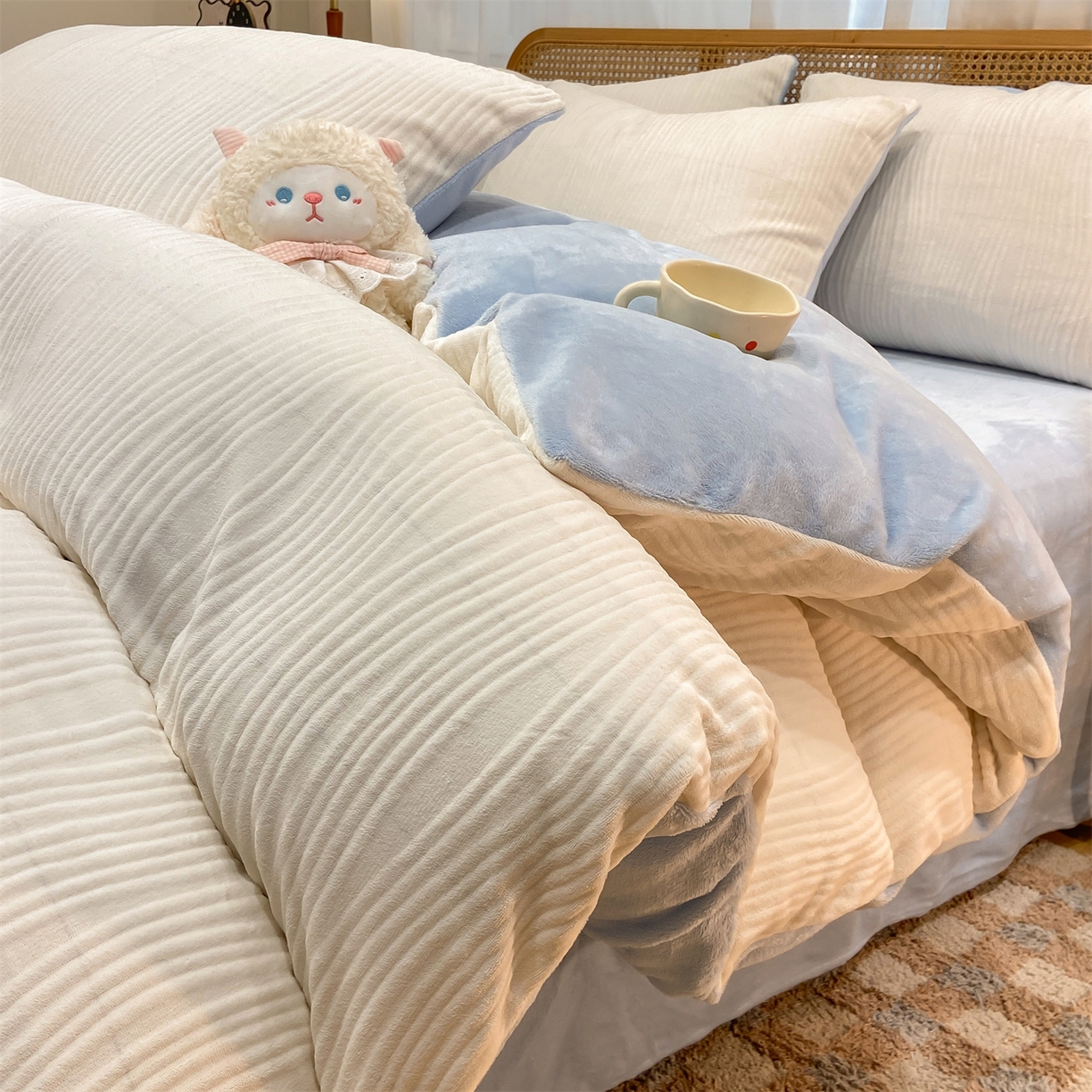 91家纺网 家纺一手货源 找家纺 灰鲸 2025新款高克重牛奶绒雕花简约纯色四件套 温妮-奶昔白+繁星蓝