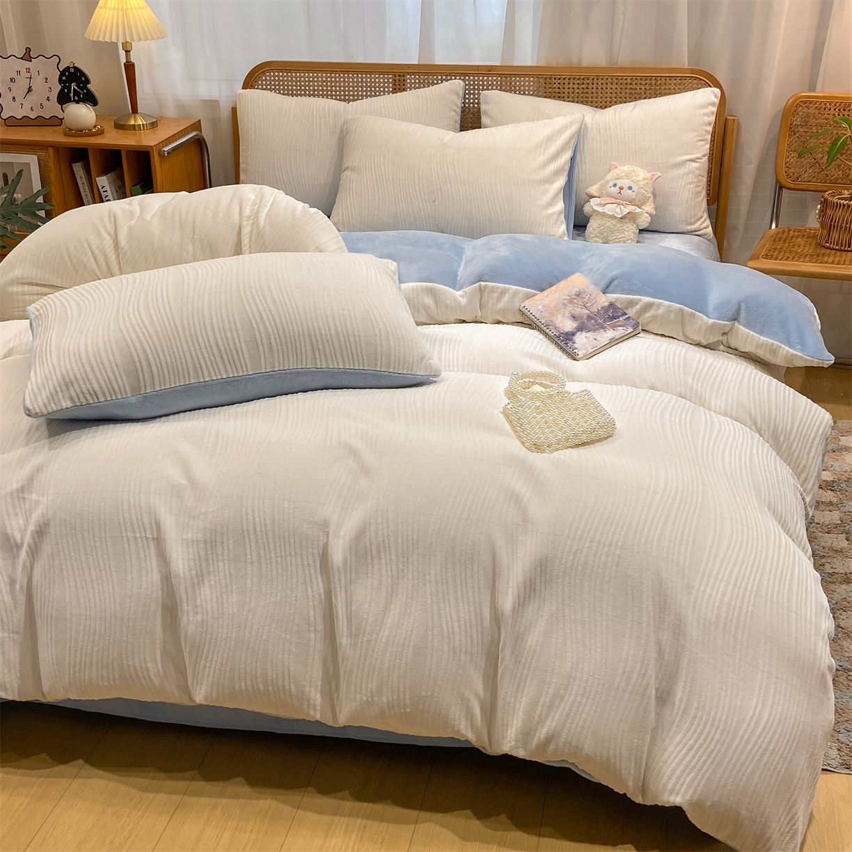 91家纺网 家纺一手货源 找家纺 灰鲸 2025新款高克重牛奶绒雕花简约纯色四件套 温妮-奶昔白+繁星蓝