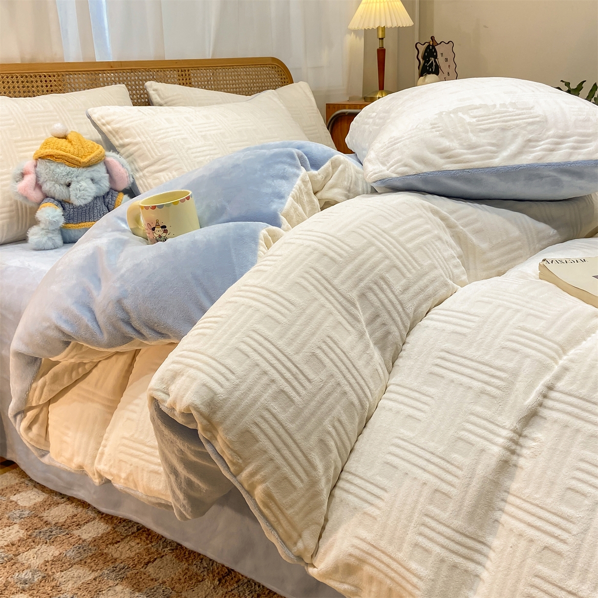 91家纺网 家纺一手货源 找家纺 灰鲸 2025新款高克重牛奶绒雕花简约纯色四件套 糖果格-奶昔白+繁星蓝