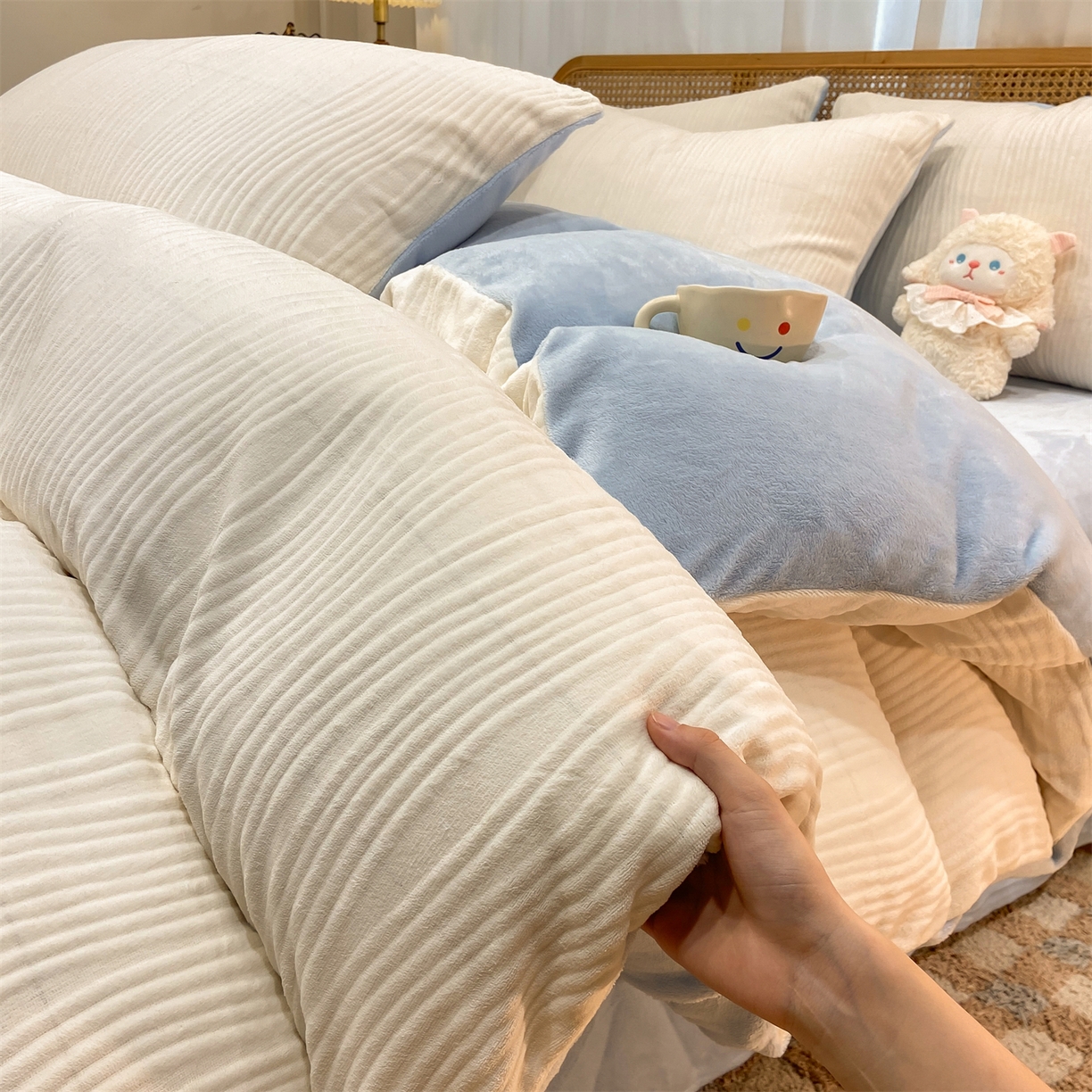 91家纺网 家纺一手货源 找家纺 灰鲸 2025新款高克重牛奶绒雕花简约纯色四件套 温妮-奶昔白+繁星蓝