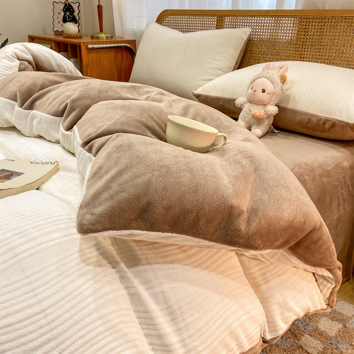 91家纺网 家纺一手货源 找家纺 灰鲸 2025新款高克重牛奶绒雕花简约纯色四件套 温妮-奶昔白+摩卡