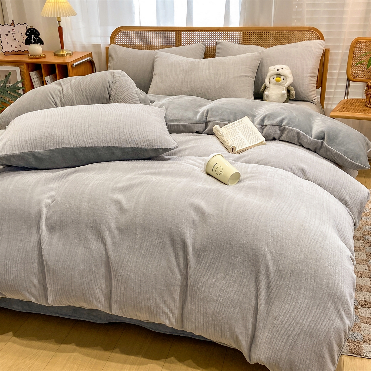 91家纺网 家纺一手货源 找家纺 灰鲸 2025新款高克重牛奶绒雕花简约纯色四件套 温妮-纳多灰+绅士灰