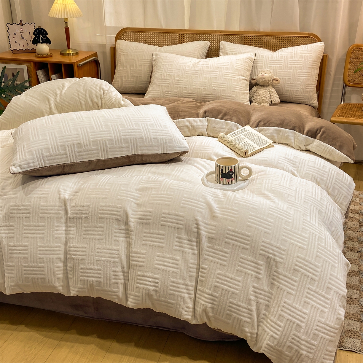 91家纺网 家纺一手货源 找家纺 灰鲸 2025新款高克重牛奶绒雕花简约纯色四件套 糖果格-奶昔白+摩卡