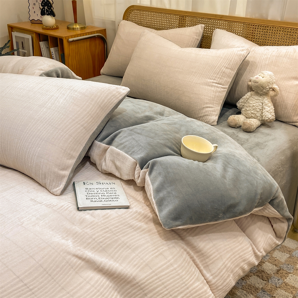 91家纺网 家纺一手货源 找家纺 灰鲸 2025新款高克重牛奶绒雕花简约纯色四件套 温妮-奶茶+绅士灰