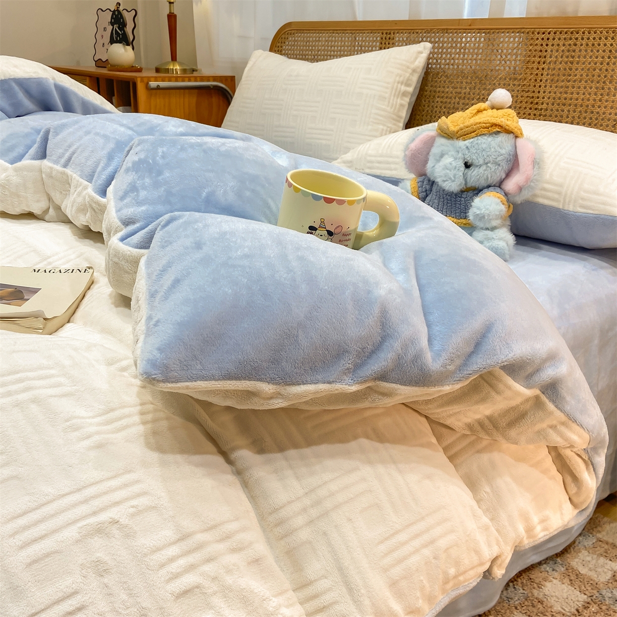 91家纺网 家纺一手货源 找家纺 灰鲸 2025新款高克重牛奶绒雕花简约纯色四件套 糖果格-奶昔白+繁星蓝