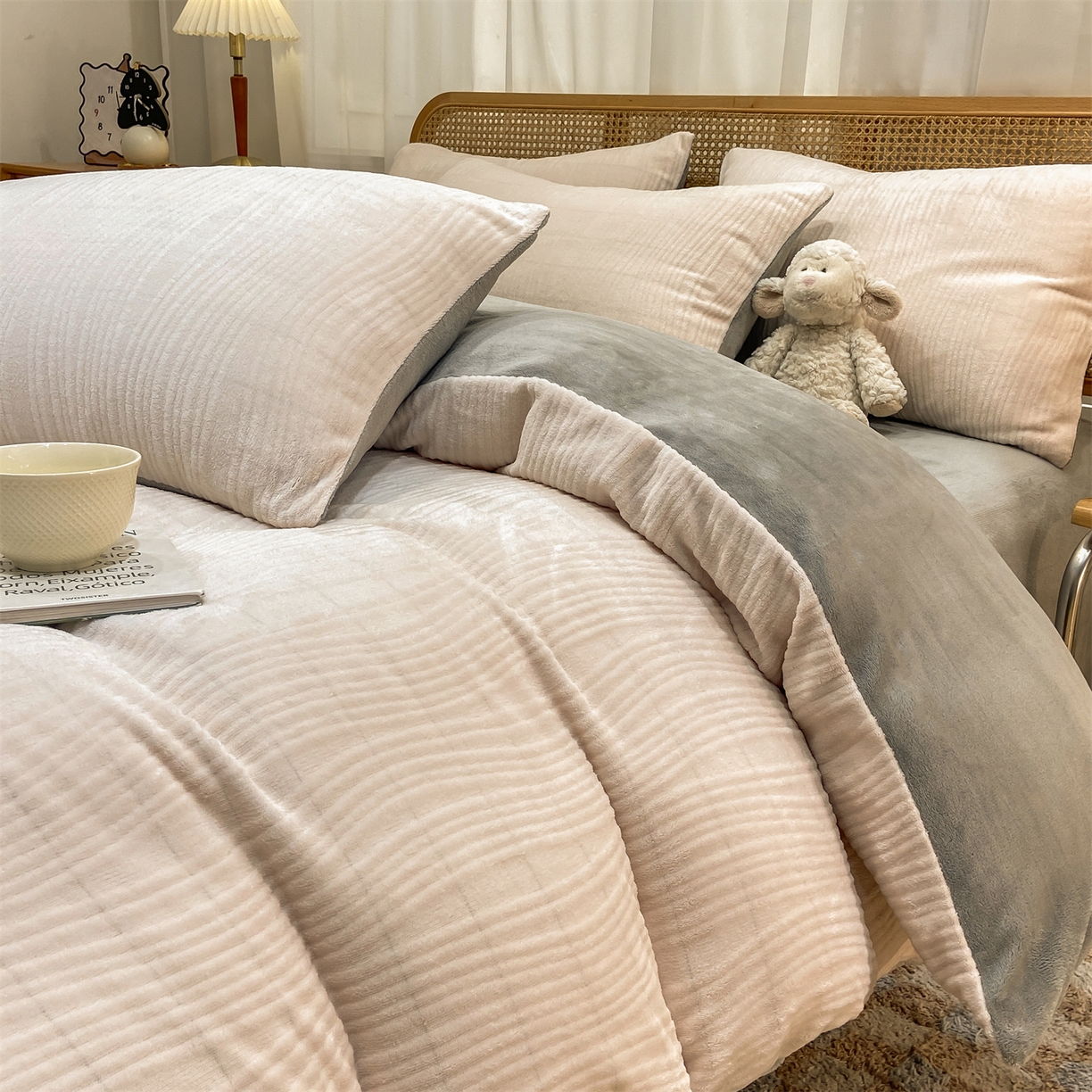 91家纺网 家纺一手货源 找家纺 灰鲸 2025新款高克重牛奶绒雕花简约纯色四件套 温妮-奶茶+绅士灰