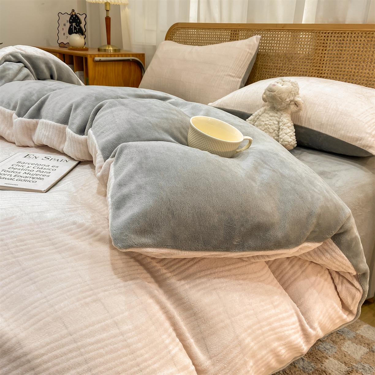 91家纺网 家纺一手货源 找家纺 灰鲸 2025新款高克重牛奶绒雕花简约纯色四件套 温妮-奶茶+绅士灰