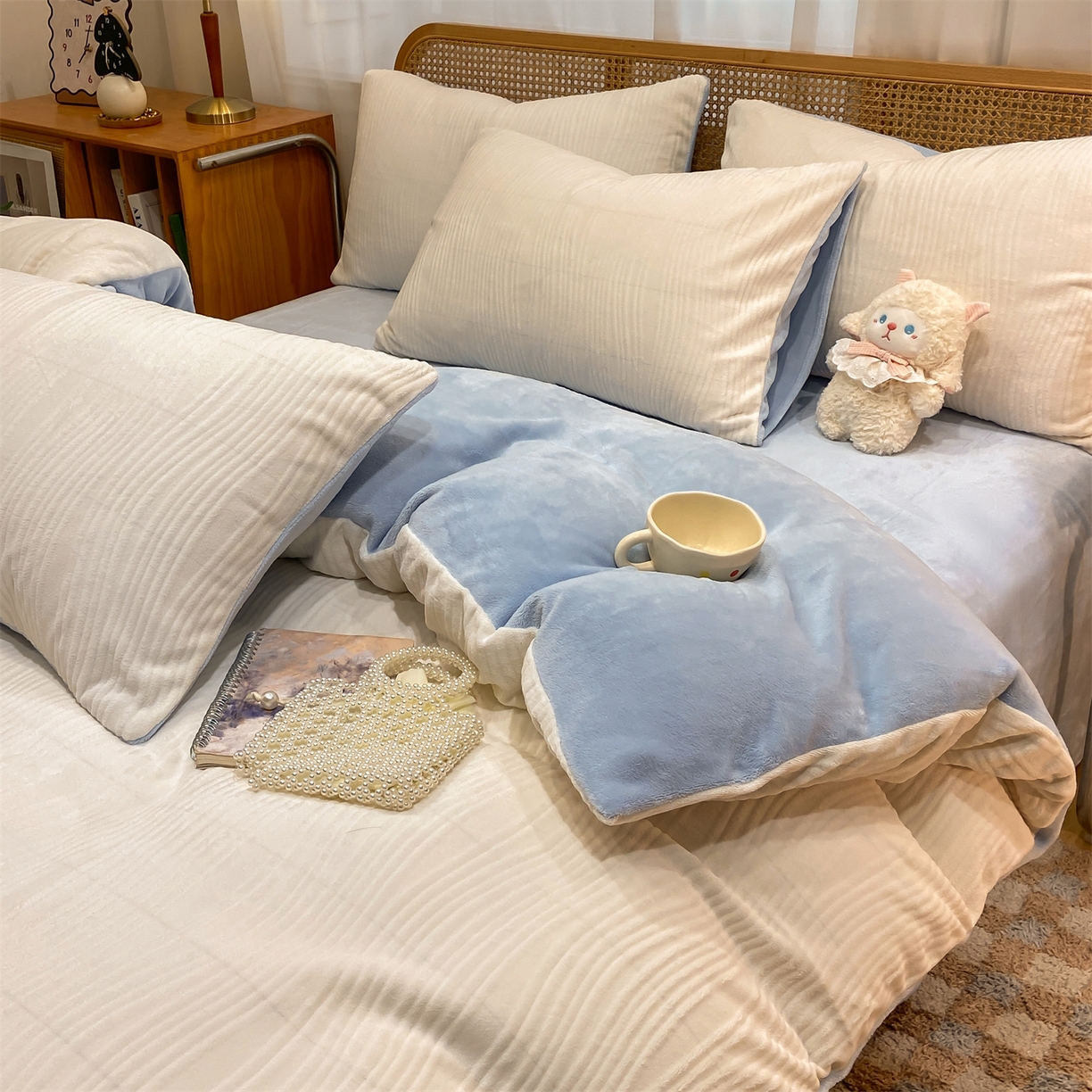 91家纺网 家纺一手货源 找家纺 灰鲸 2025新款高克重牛奶绒雕花简约纯色四件套 温妮-奶昔白+繁星蓝