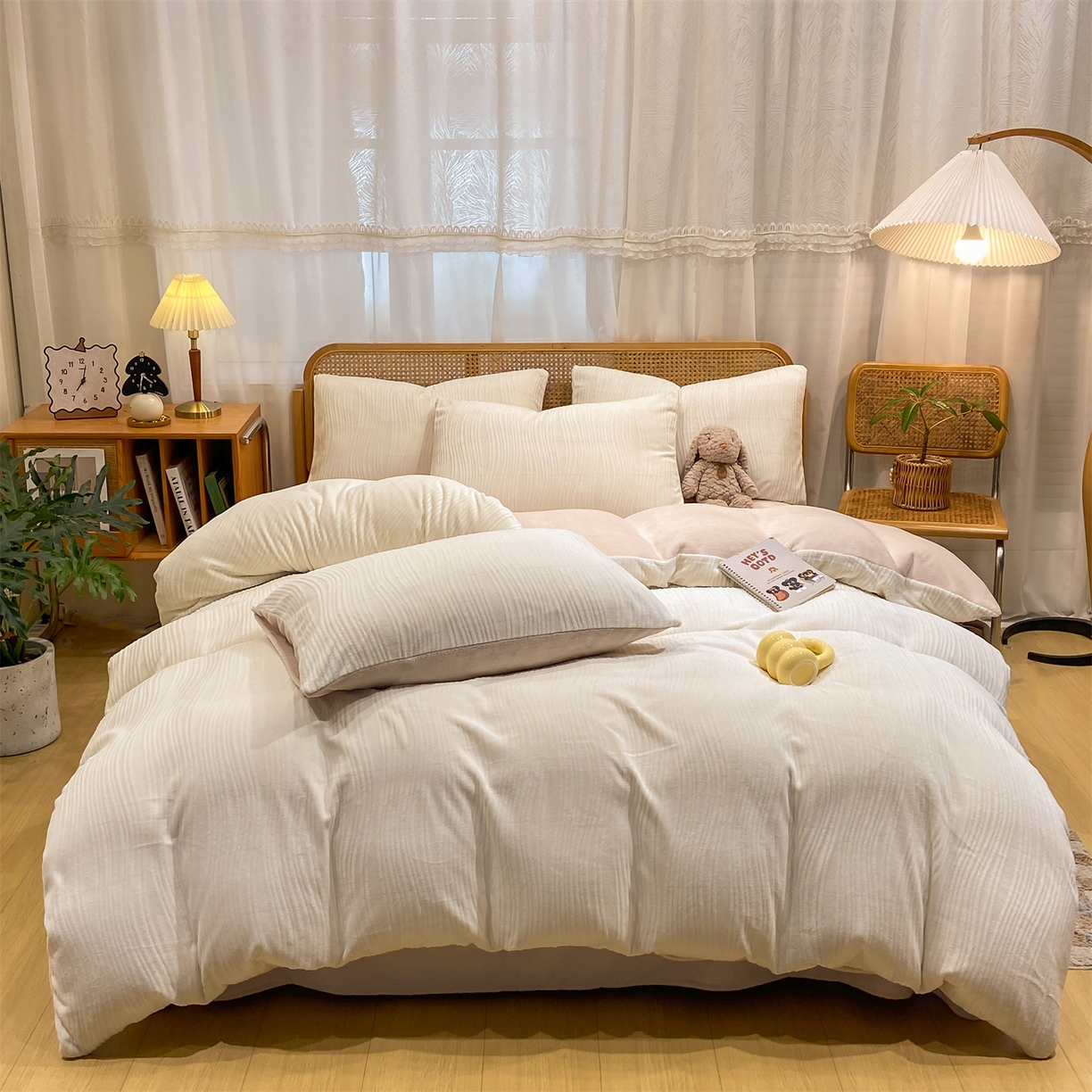 91家纺网 家纺一手货源 找家纺 灰鲸 2025新款高克重牛奶绒雕花简约纯色四件套 温妮-奶昔白+奶茶