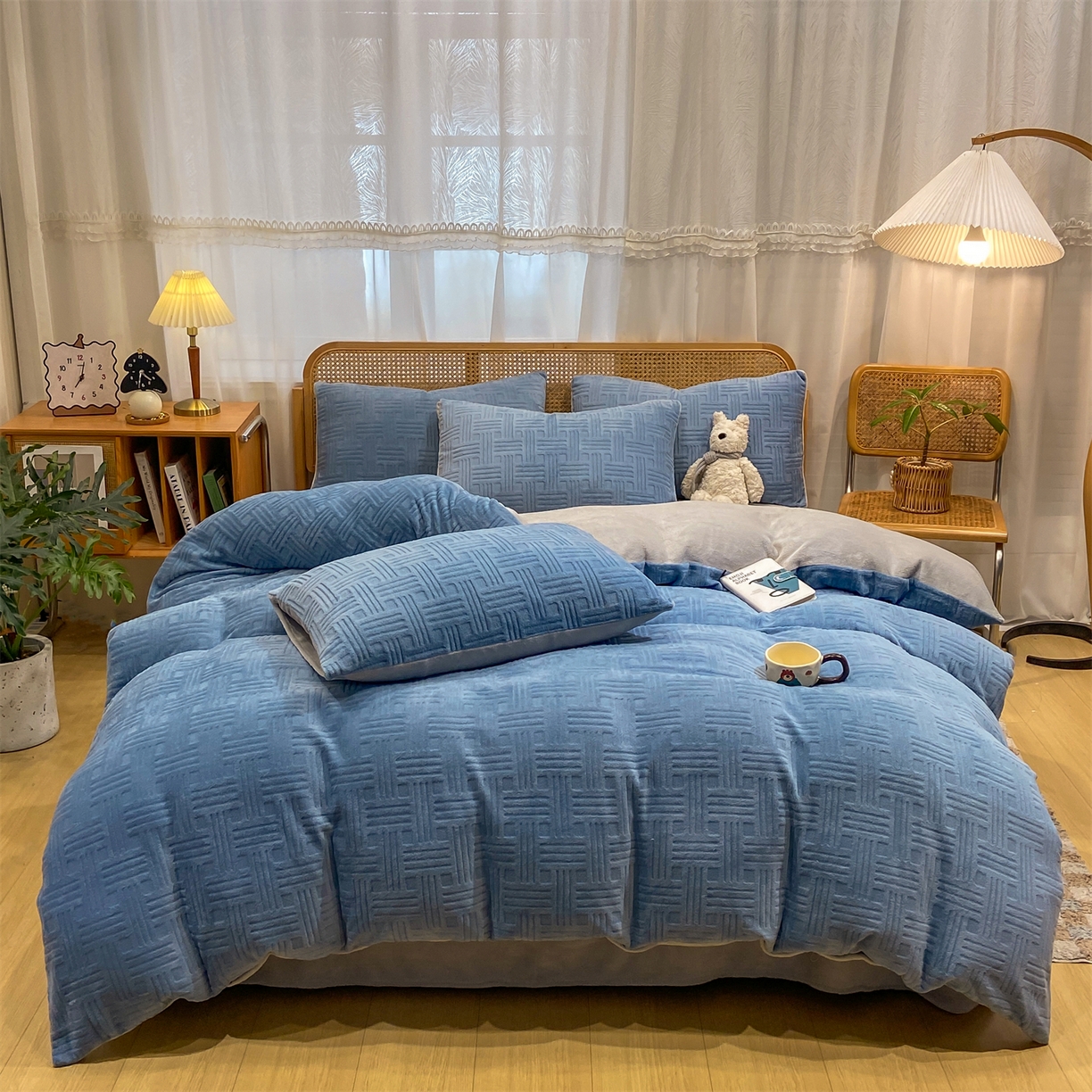 91家纺网 家纺一手货源 找家纺 灰鲸 2025新款高克重牛奶绒雕花简约纯色四件套 糖果格-宾利蓝+纳多灰