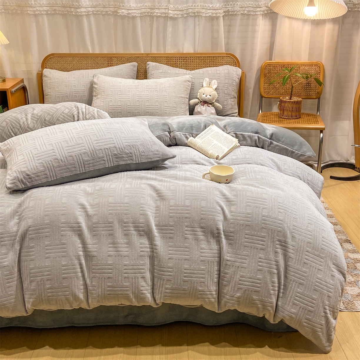 91家纺网 家纺一手货源 找家纺 灰鲸 2025新款高克重牛奶绒雕花简约纯色四件套 糖果格-纳多灰+绅士灰