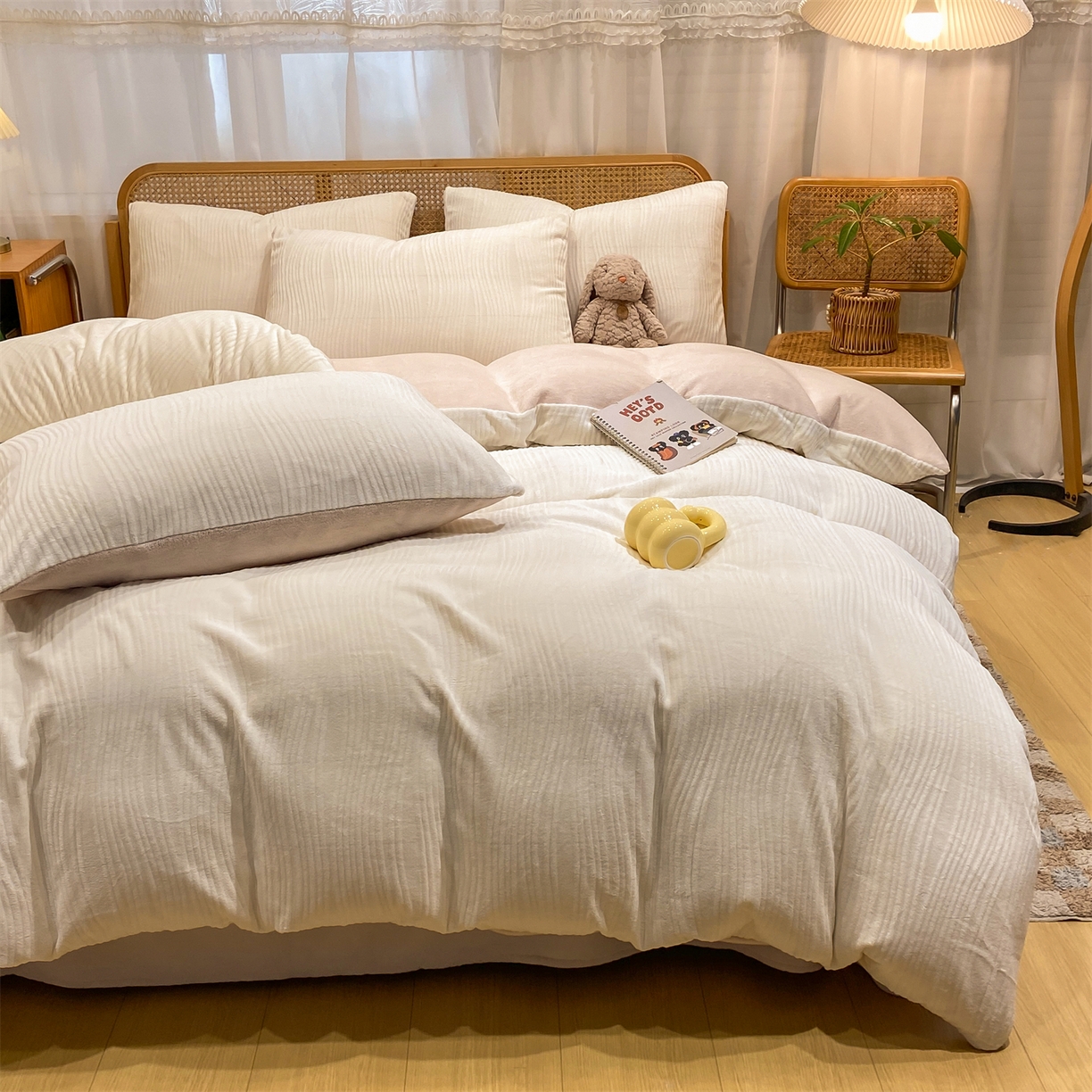 91家纺网 家纺一手货源 找家纺 灰鲸 2025新款高克重牛奶绒雕花简约纯色四件套 温妮-奶昔白+奶茶