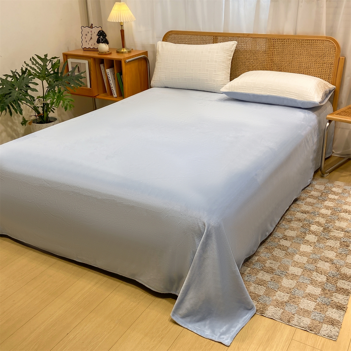 91家纺网 家纺一手货源 找家纺 灰鲸 2025新款高克重牛奶绒雕花简约纯色四件套 糖果格-奶昔白+繁星蓝