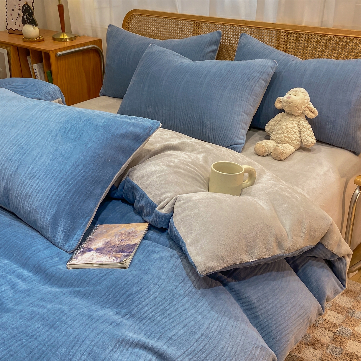 91家纺网 家纺一手货源 找家纺 灰鲸 2025新款高克重牛奶绒雕花简约纯色四件套 温妮-宾利蓝+纳多灰