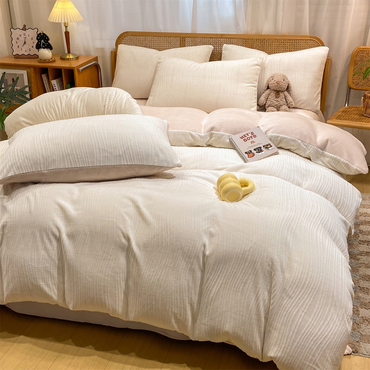 91家纺网 家纺一手货源 找家纺 灰鲸 2025新款高克重牛奶绒雕花简约纯色四件套 温妮-奶昔白+奶茶