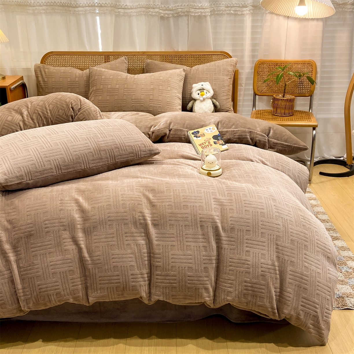 91家纺网 家纺一手货源 找家纺 灰鲸 2025新款高克重牛奶绒雕花简约纯色四件套 糖果格-摩卡