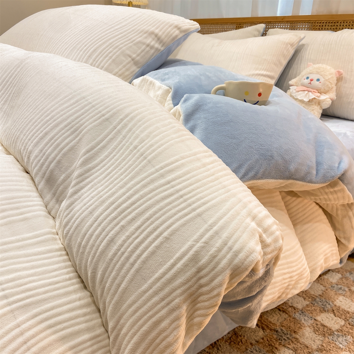 91家纺网 家纺一手货源 找家纺 灰鲸 2025新款高克重牛奶绒雕花简约纯色四件套 温妮-奶昔白+繁星蓝