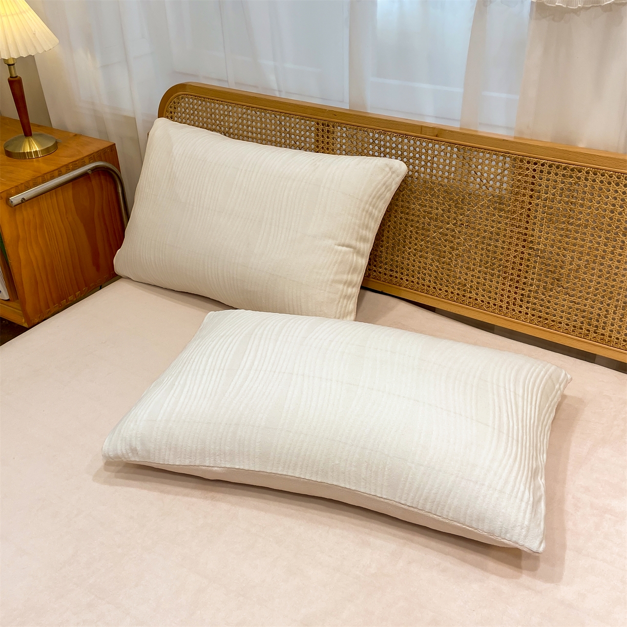 91家纺网 家纺一手货源 找家纺 灰鲸 2025新款高克重牛奶绒雕花简约纯色四件套 温妮-奶昔白+奶茶