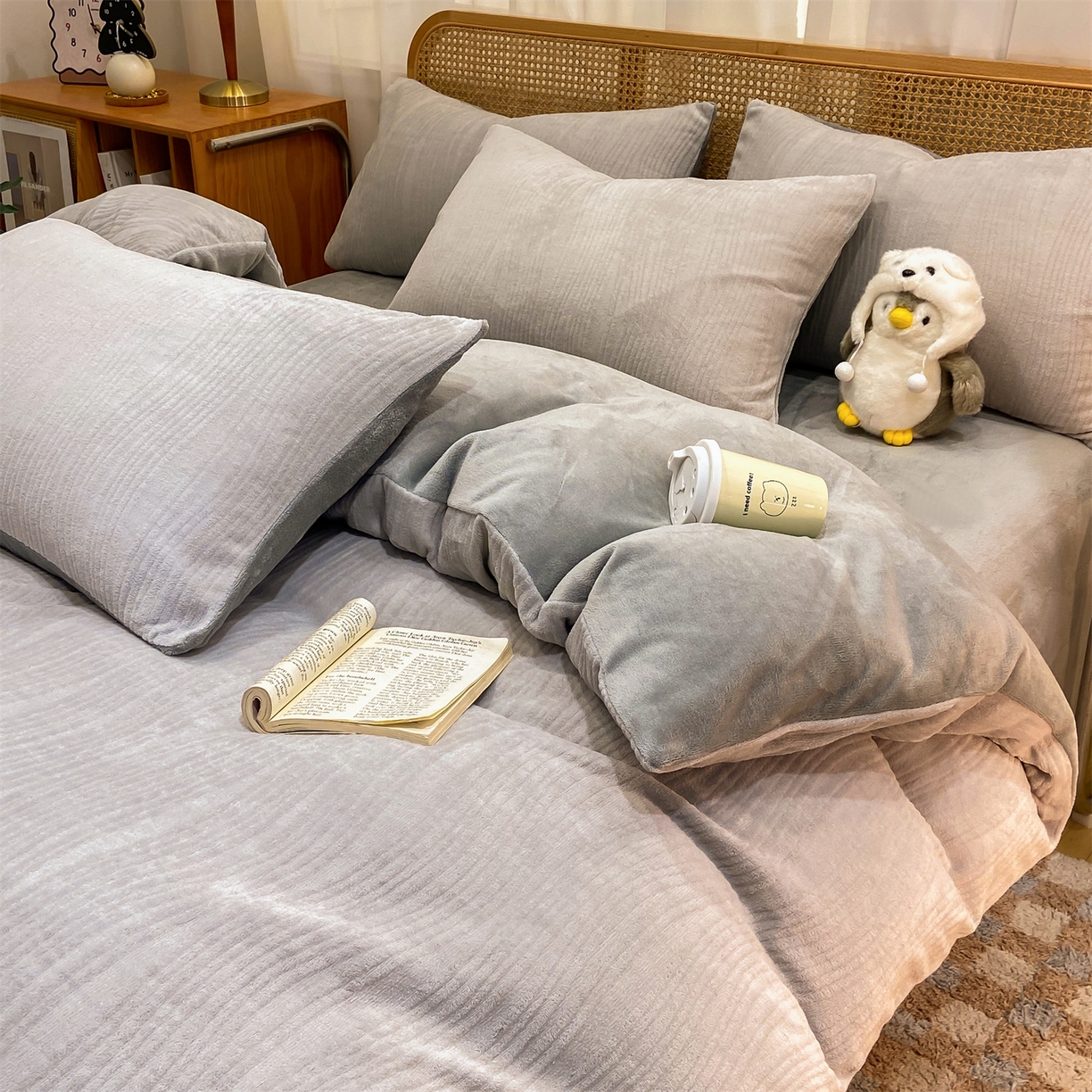 91家纺网 家纺一手货源 找家纺 灰鲸 2025新款高克重牛奶绒雕花简约纯色四件套 温妮-纳多灰+绅士灰