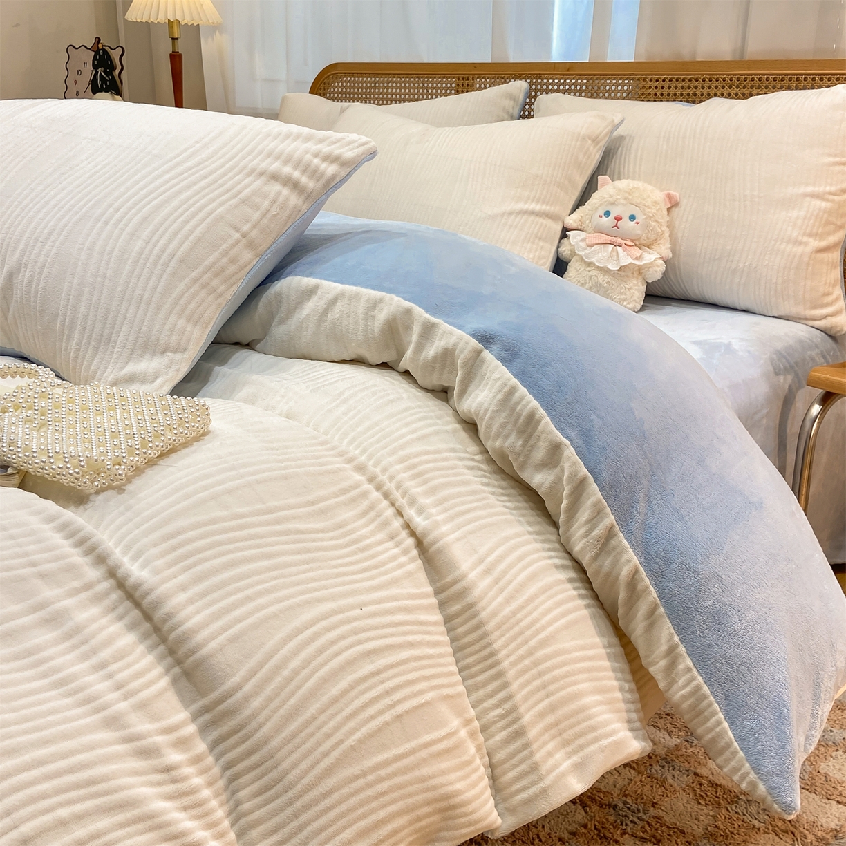 91家纺网 家纺一手货源 找家纺 灰鲸 2025新款高克重牛奶绒雕花简约纯色四件套 温妮-奶昔白+繁星蓝