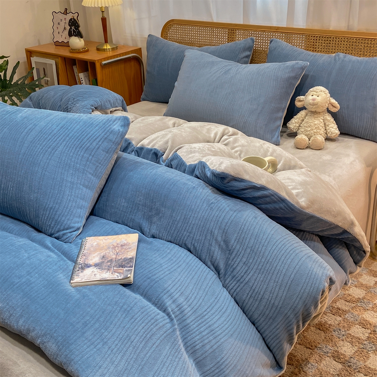 91家纺网 家纺一手货源 找家纺 灰鲸 2025新款高克重牛奶绒雕花简约纯色四件套 温妮-宾利蓝+纳多灰