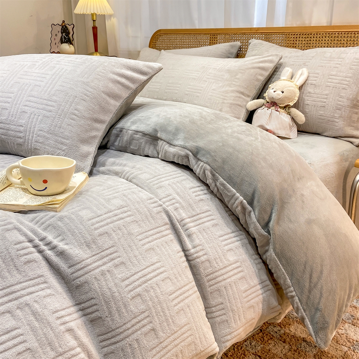 91家纺网 家纺一手货源 找家纺 灰鲸 2025新款高克重牛奶绒雕花简约纯色四件套 糖果格-纳多灰+绅士灰