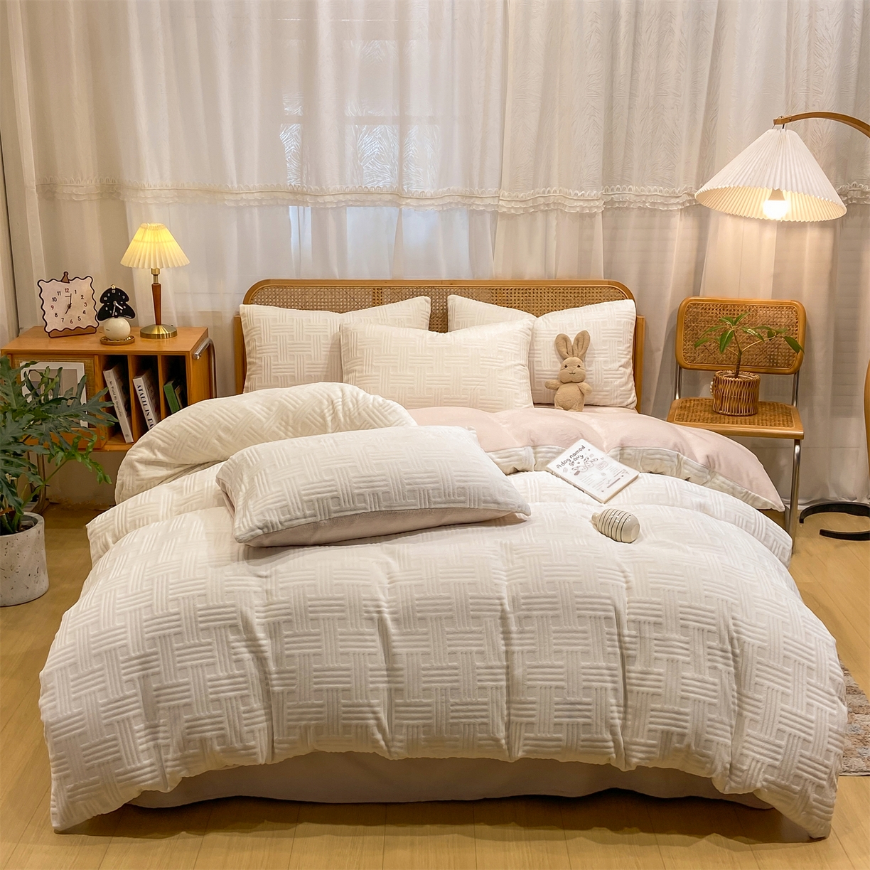 91家纺网 家纺一手货源 找家纺 灰鲸 2025新款高克重牛奶绒雕花简约纯色四件套 糖果格-奶昔白+奶茶