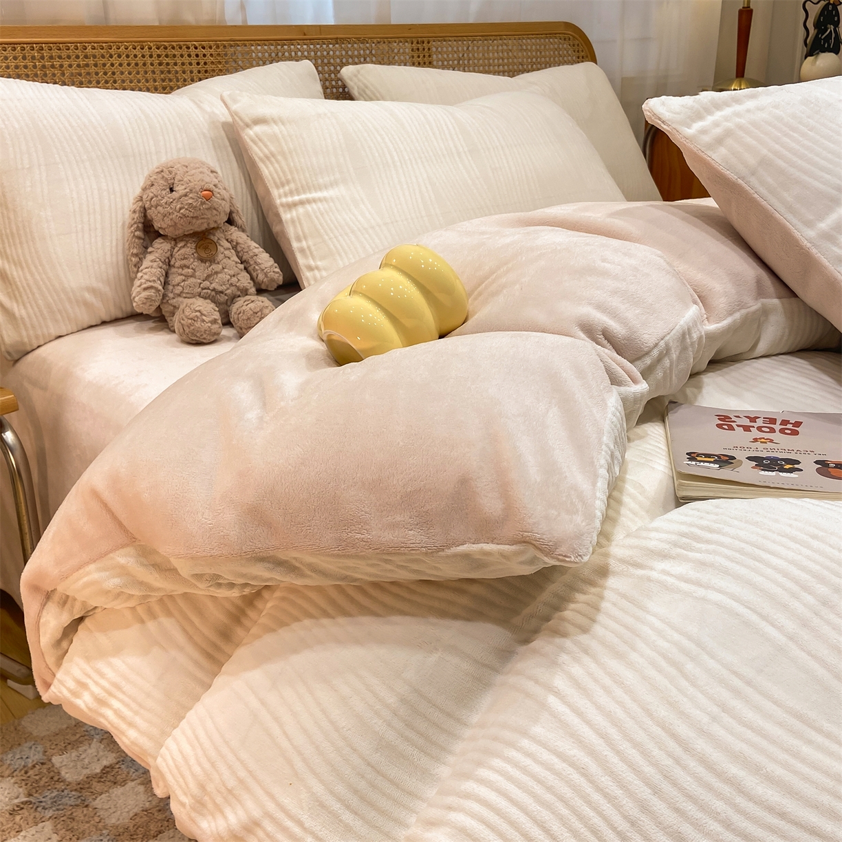 91家纺网 家纺一手货源 找家纺 灰鲸 2025新款高克重牛奶绒雕花简约纯色四件套 温妮-奶昔白+奶茶