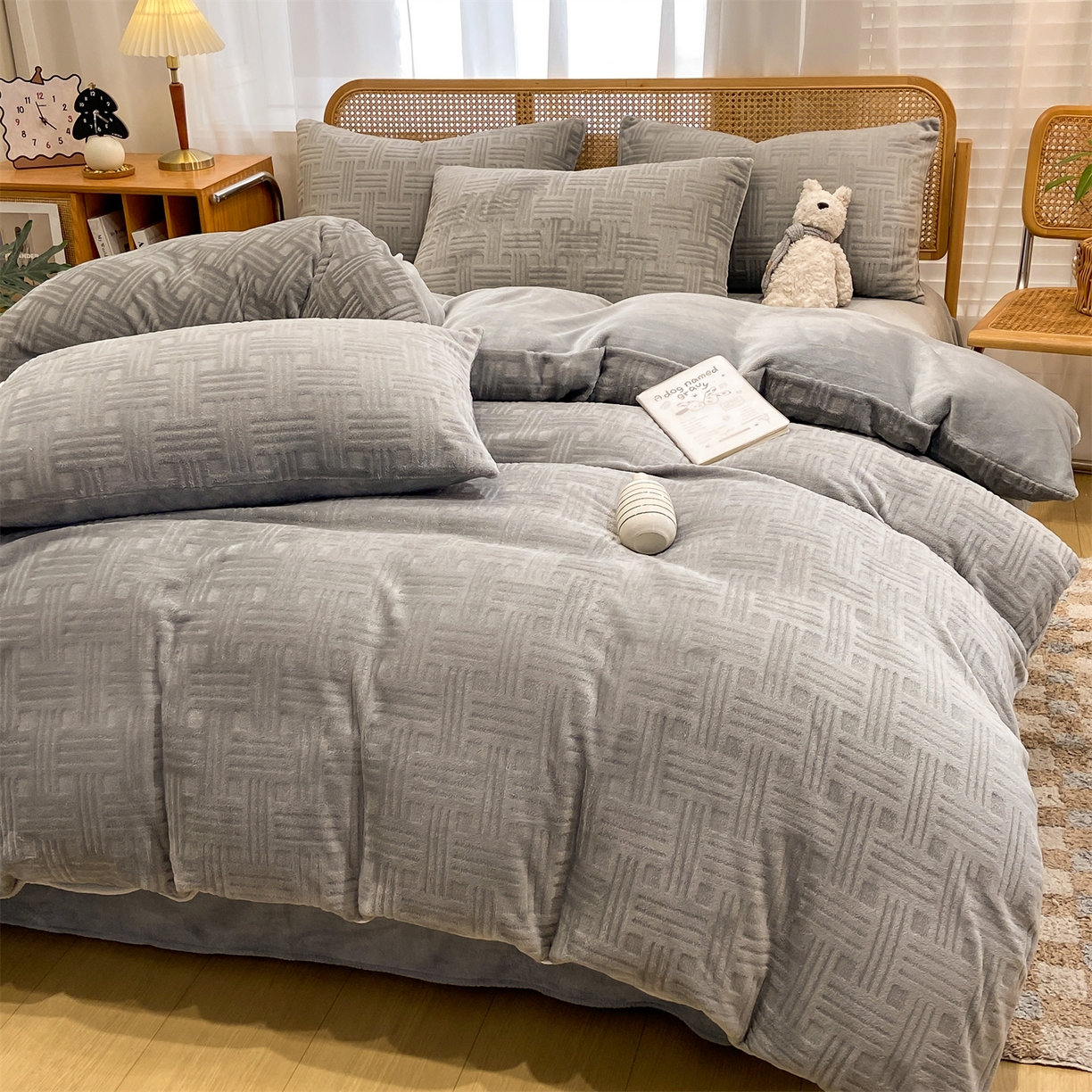 91家纺网 家纺一手货源 找家纺 灰鲸 2025新款高克重牛奶绒雕花简约纯色四件套 糖果格-绅士灰