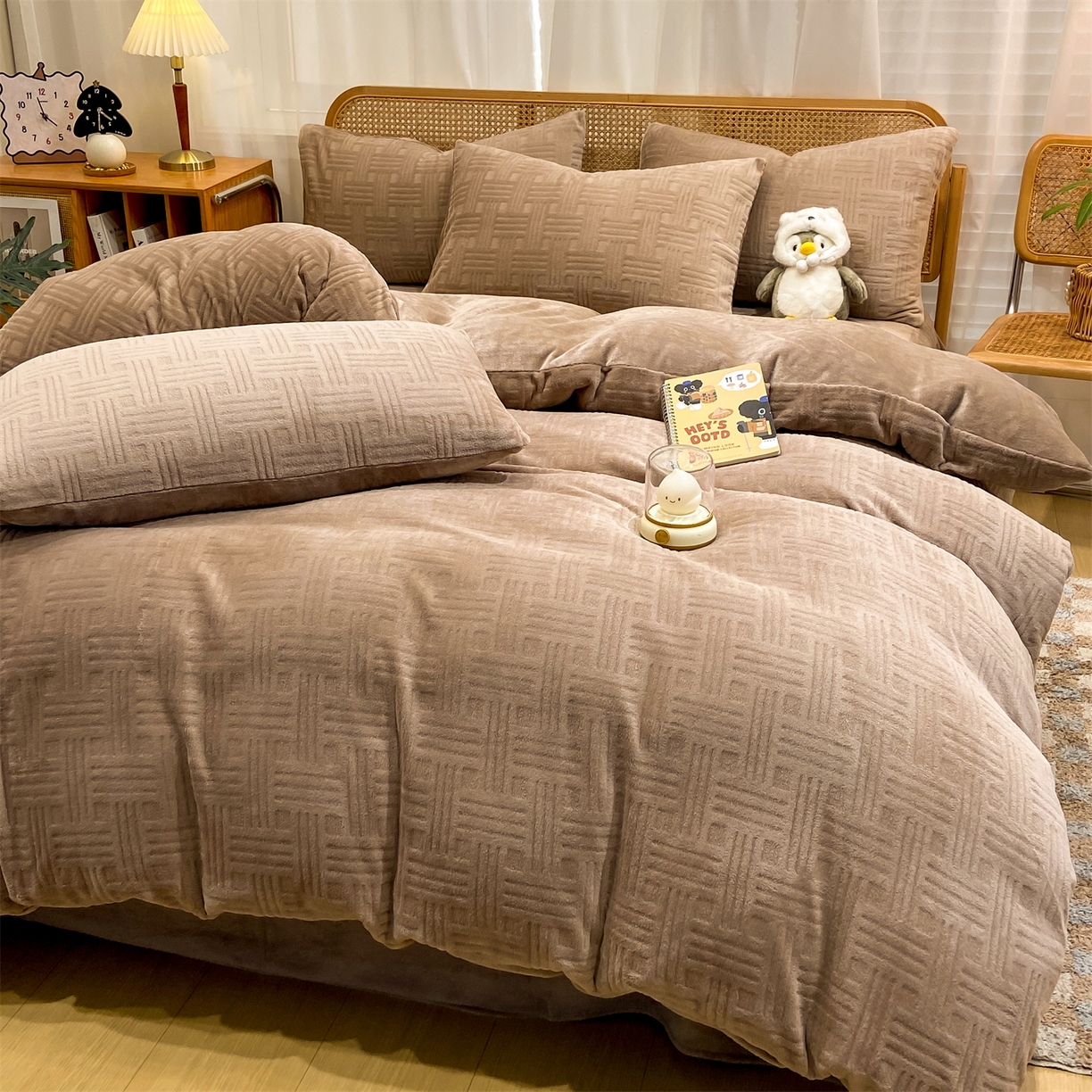 91家纺网 家纺一手货源 找家纺 灰鲸 2025新款高克重牛奶绒雕花简约纯色四件套 糖果格-摩卡