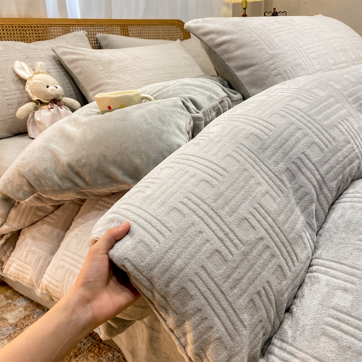 灰鲸 2025新款高克重牛奶绒雕花简约纯色四件套 糖果格-纳多灰+绅士灰