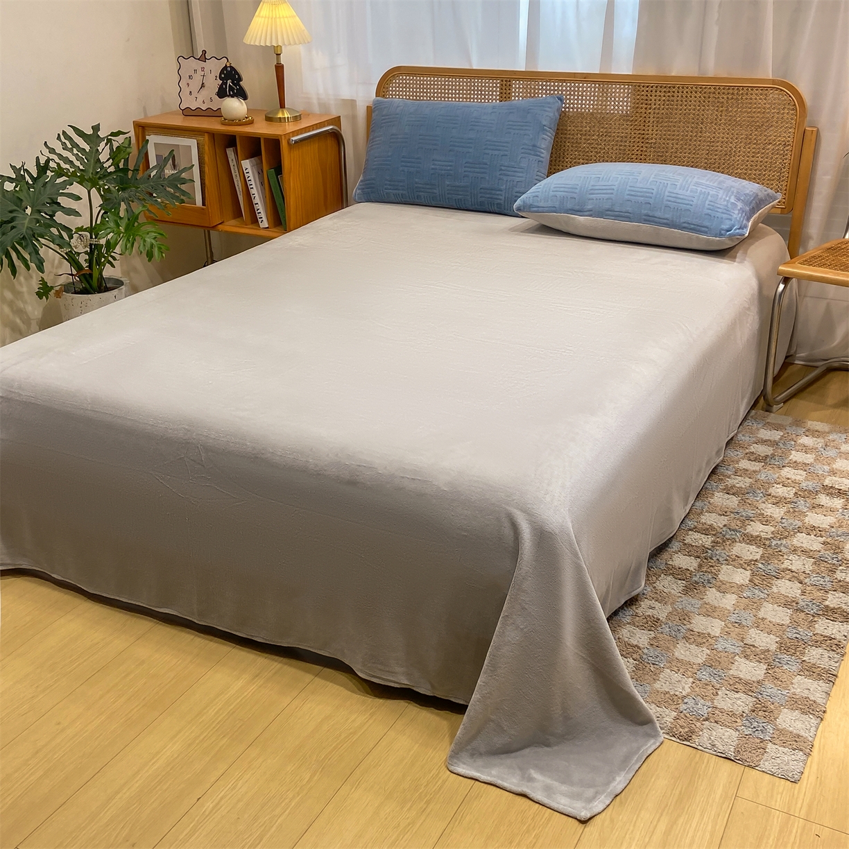 91家纺网 家纺一手货源 找家纺 灰鲸 2025新款高克重牛奶绒雕花简约纯色四件套 糖果格-宾利蓝+纳多灰