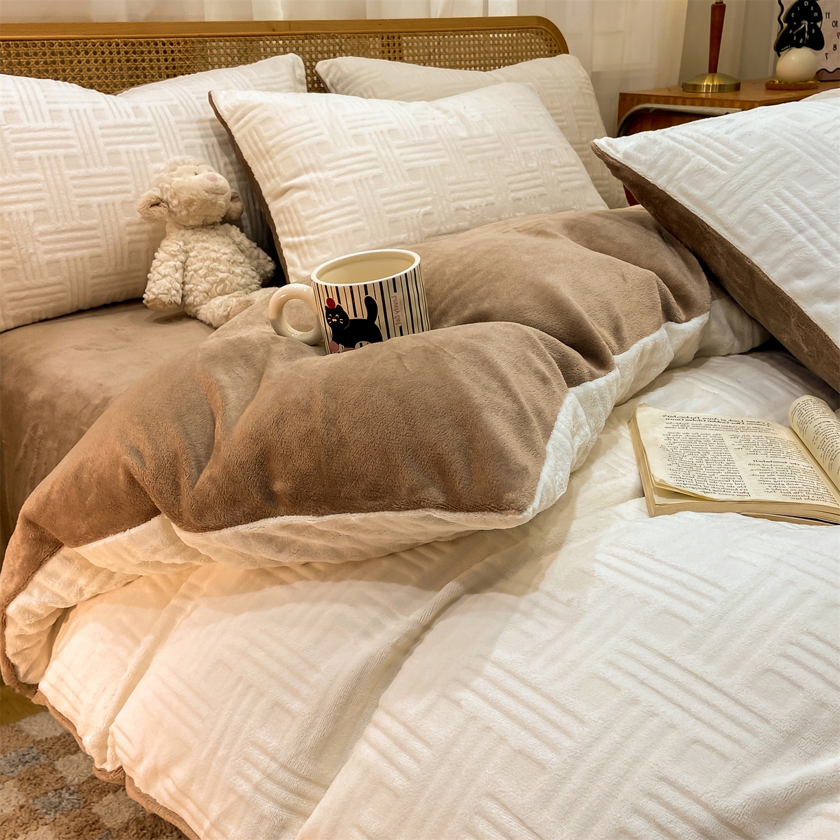 91家纺网 家纺一手货源 找家纺 灰鲸 2025新款高克重牛奶绒雕花简约纯色四件套 糖果格-奶昔白+摩卡