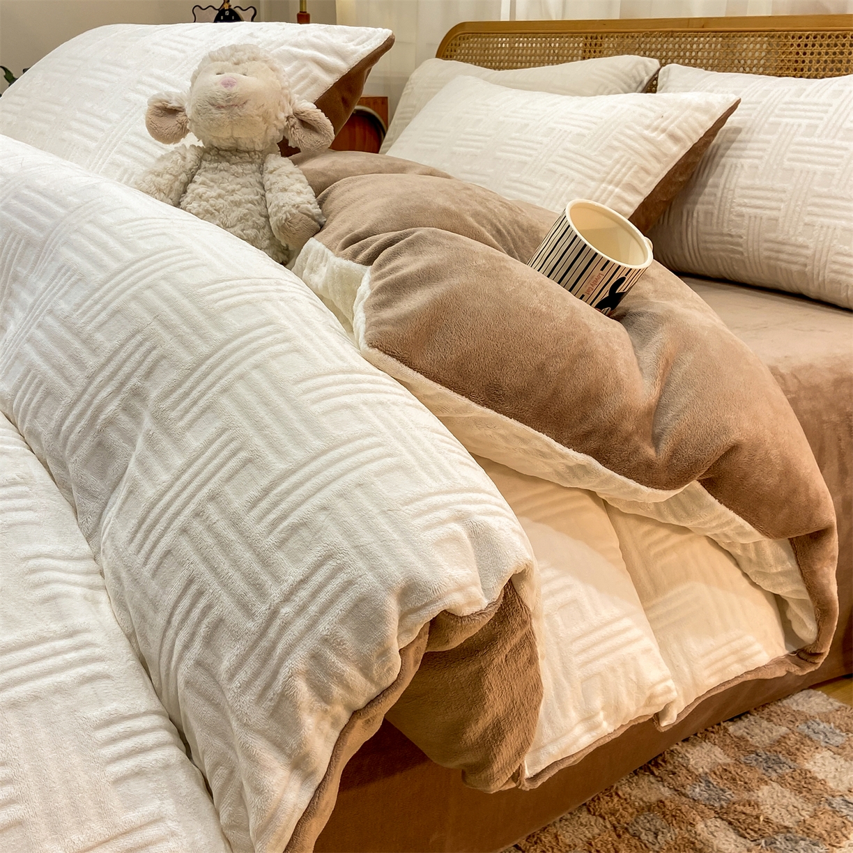 91家纺网 家纺一手货源 找家纺 灰鲸 2025新款高克重牛奶绒雕花简约纯色四件套 糖果格-奶昔白+摩卡