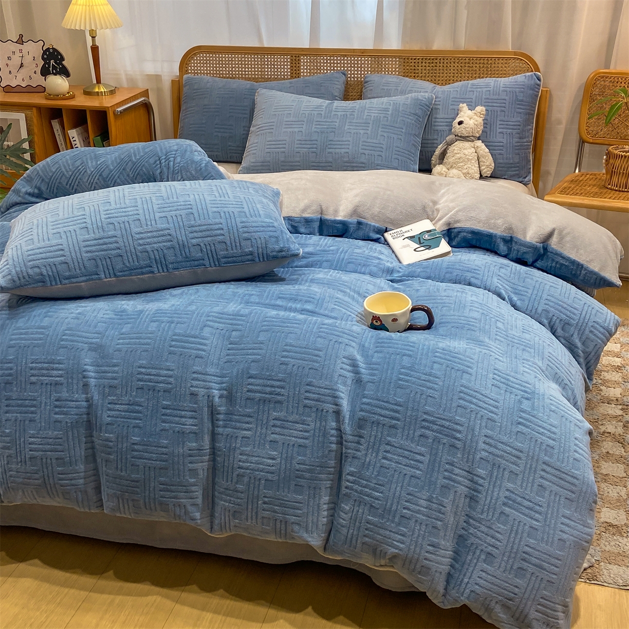 91家纺网 家纺一手货源 找家纺 灰鲸 2025新款高克重牛奶绒雕花简约纯色四件套 糖果格-宾利蓝+纳多灰