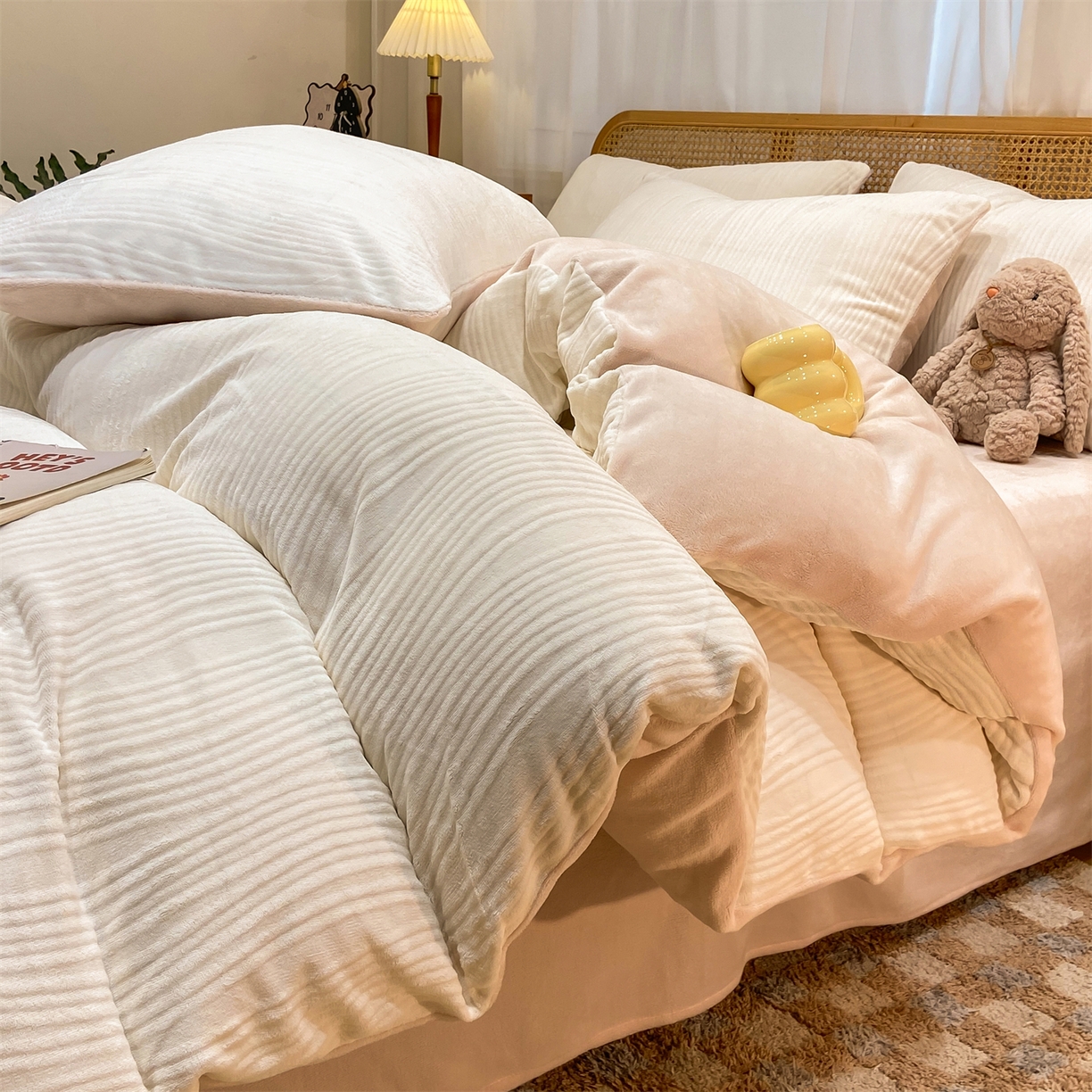 91家纺网 家纺一手货源 找家纺 灰鲸 2025新款高克重牛奶绒雕花简约纯色四件套 温妮-奶昔白+奶茶