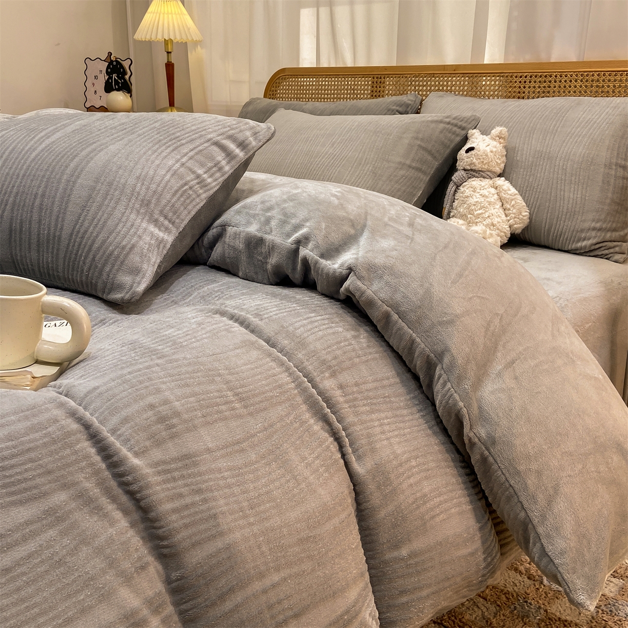 91家纺网 家纺一手货源 找家纺 灰鲸 2025新款高克重牛奶绒雕花简约纯色四件套 温妮-绅士灰